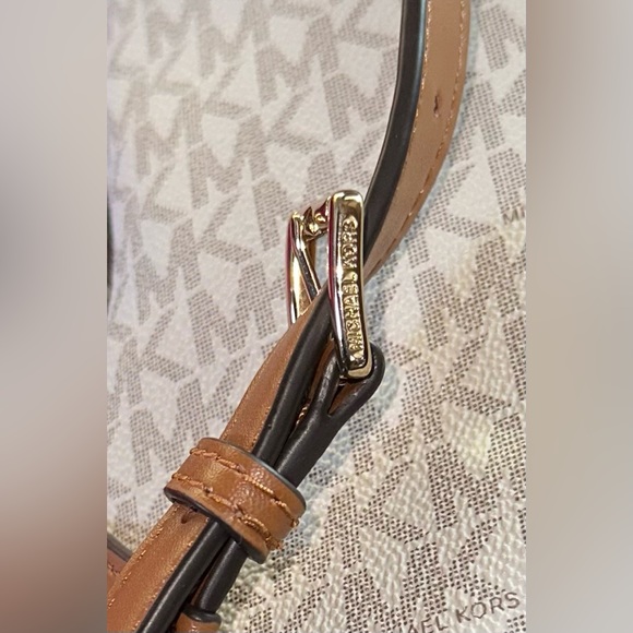 **SOLD**NWOT Michael Kors Signature Valerie Medium Backpack. - Picture 11 of 15